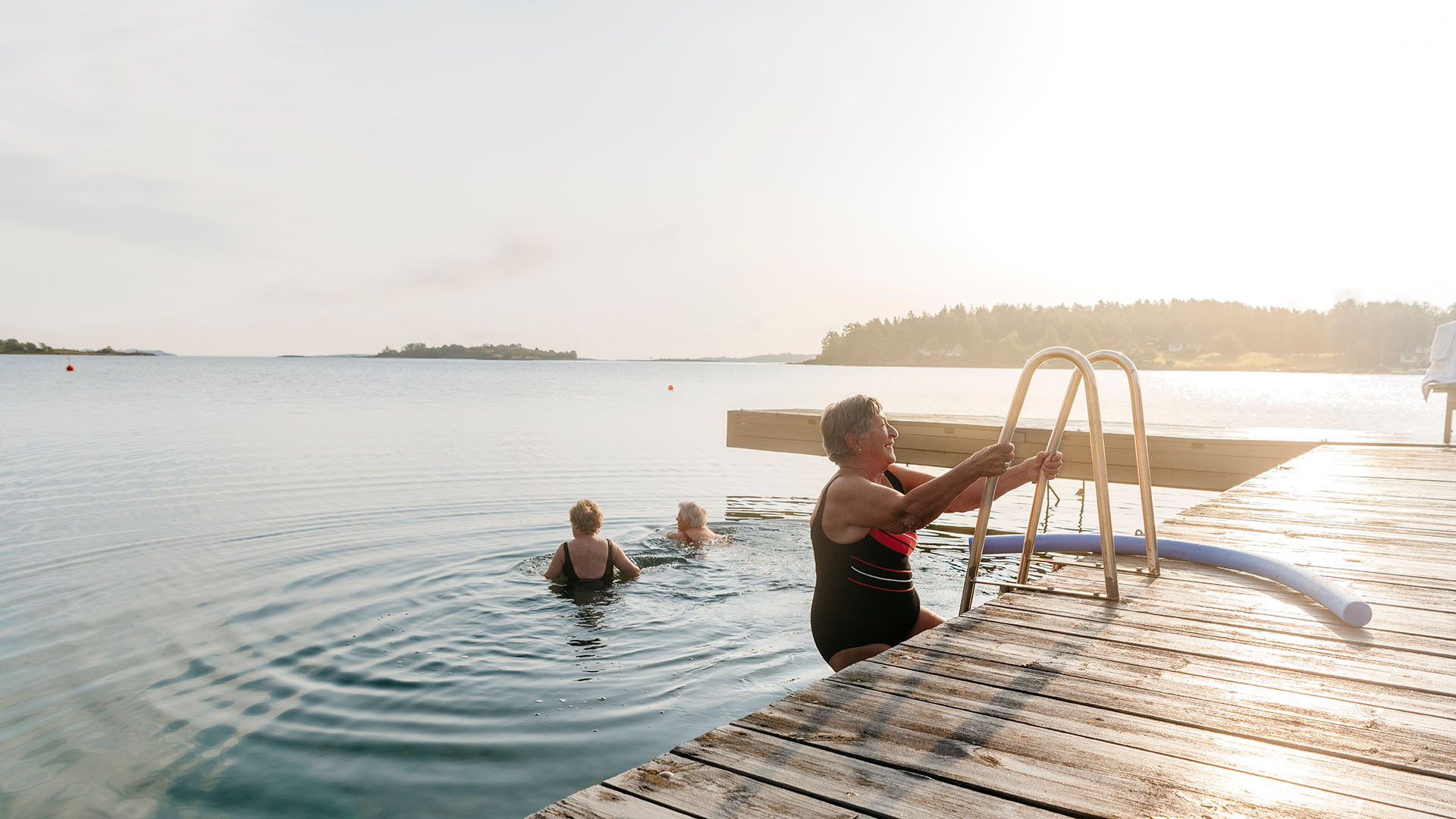 Eldre par sitter på bryggekant